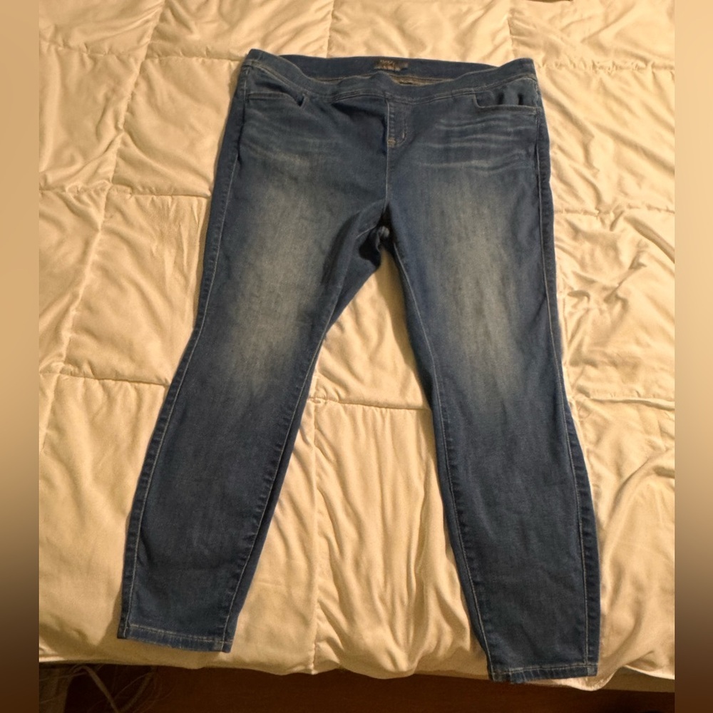 torrid “feel the fit” pull on jeans size 3S
